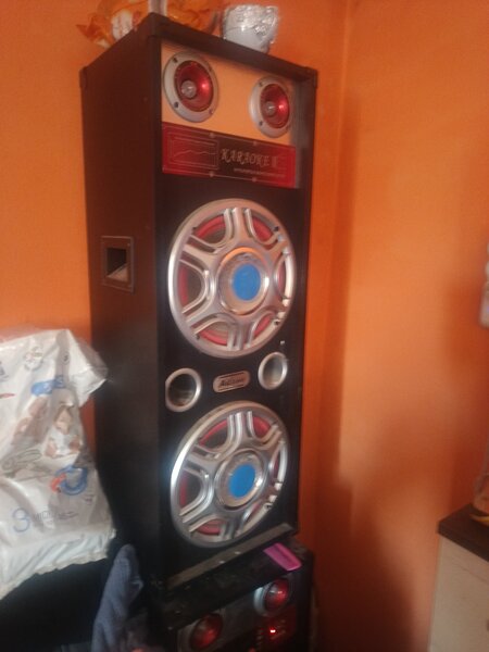 Vand doua boxe la pret negociabil,